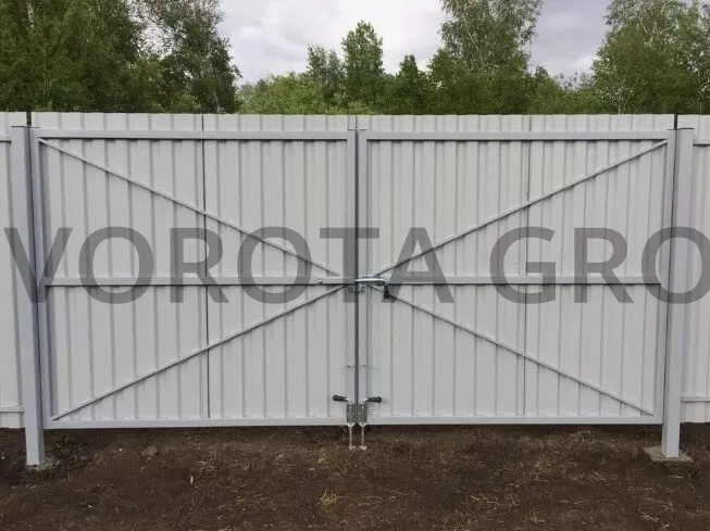 Распашные ворота из профнастила Doorhan белые 2900х1800