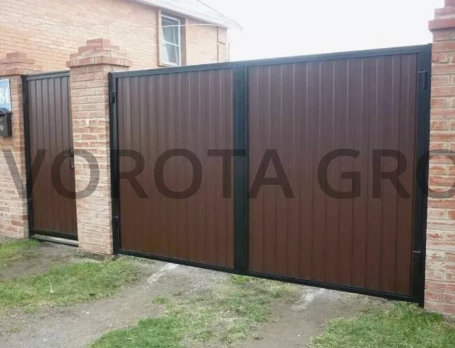 Распашные ворота из профнастила Doorhan с калиткой 2500х1900