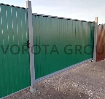 Откатные ворота на сваях с калиткой Doorhan зеленые 2200x1500