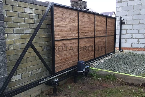Откатные ворота на сваях Doorhan в частный дом под дерево 2100x2500